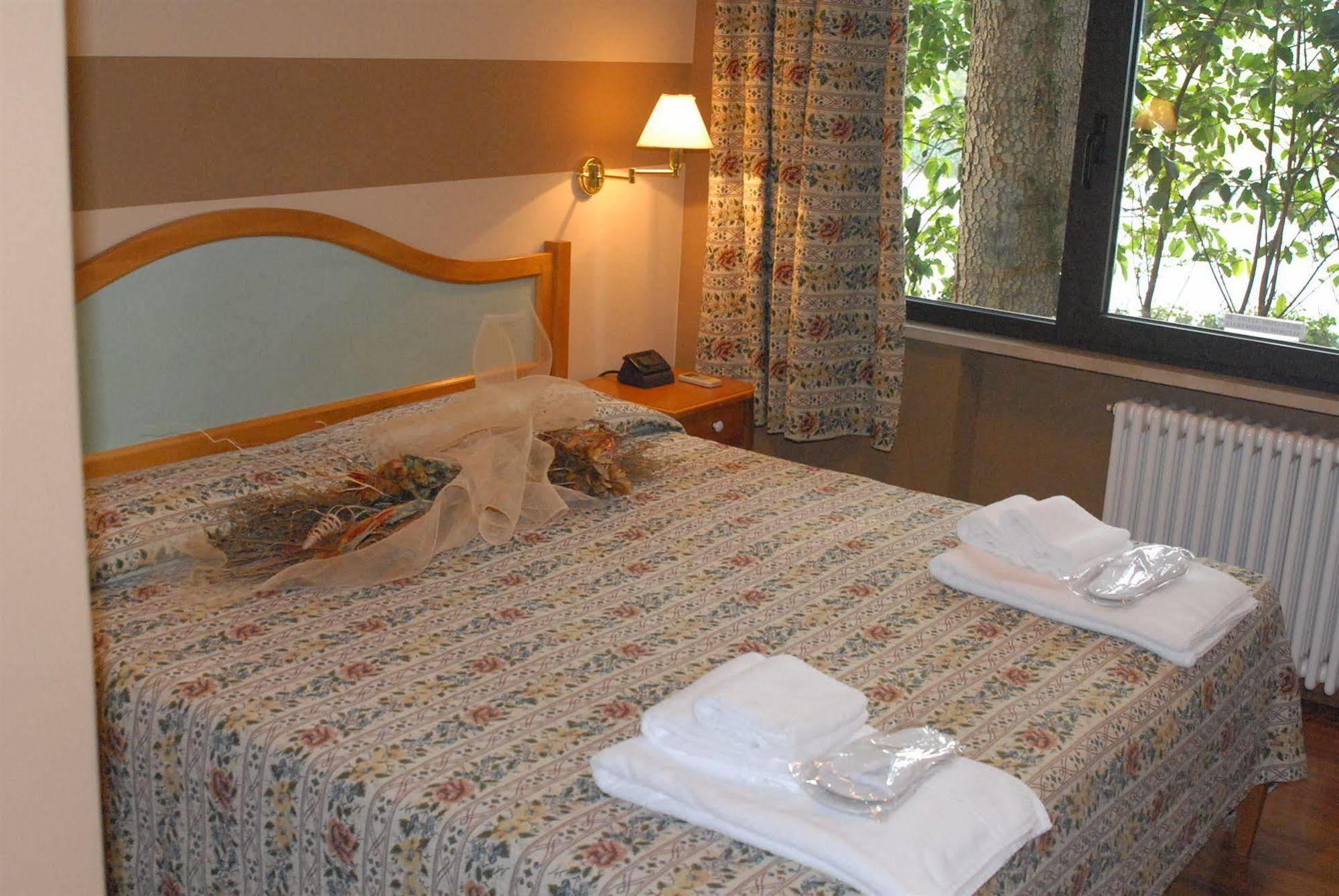 Hotel Ristorante La Grotta Castiglione Delle Stiviere Ngoại thất bức ảnh